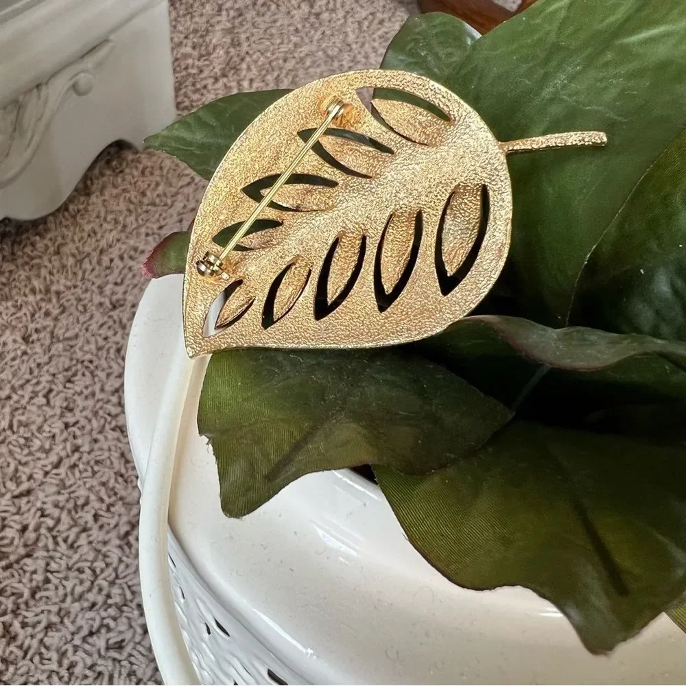 Vintage Retro Trending Leaf Gold Tone Brooch Pin Size 2.5”